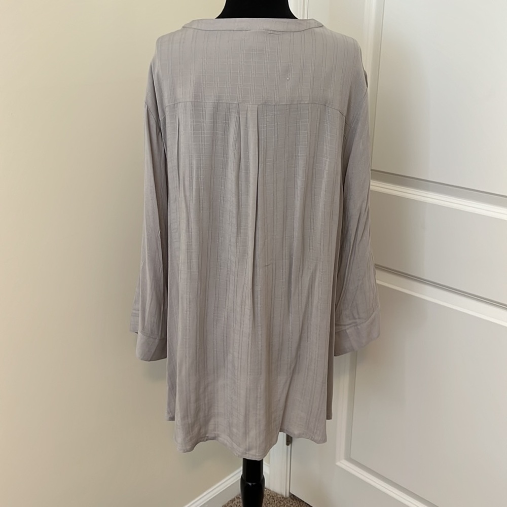Torrid 3x gray shirt blouse - Picture 5 of 9